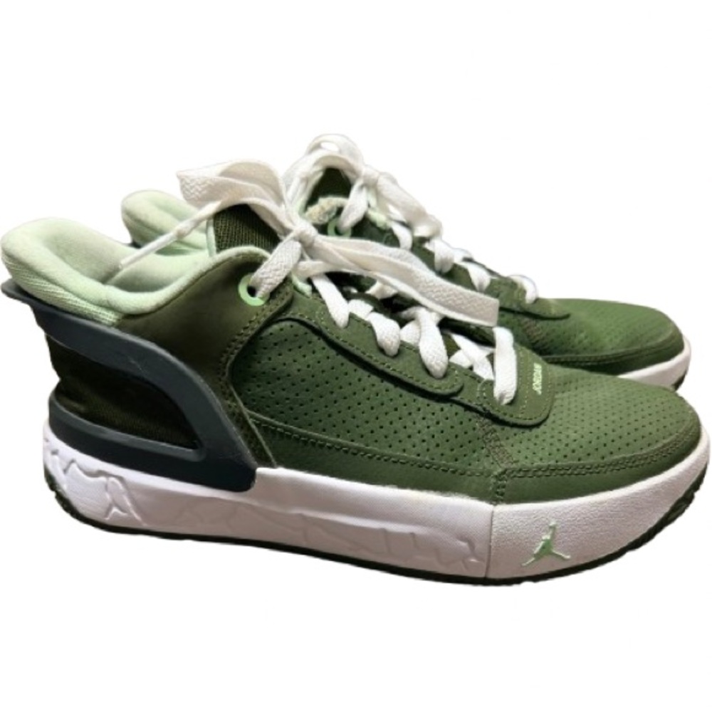 Jordan Day 1 EO Green Size Size 4Y
Nice Condition! Minor Flaw-see picture